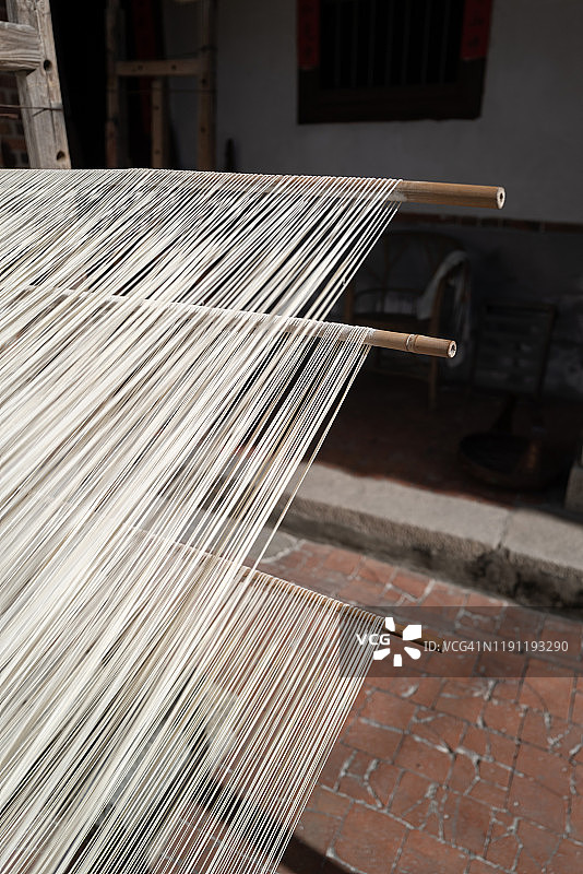 中国南方农民手工制作挂面图片素材