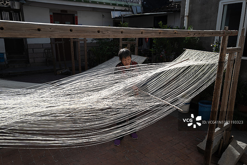 中国南方农民手工制作挂面图片素材