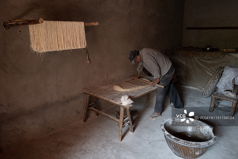 中国南方农民手工制作挂面图片素材