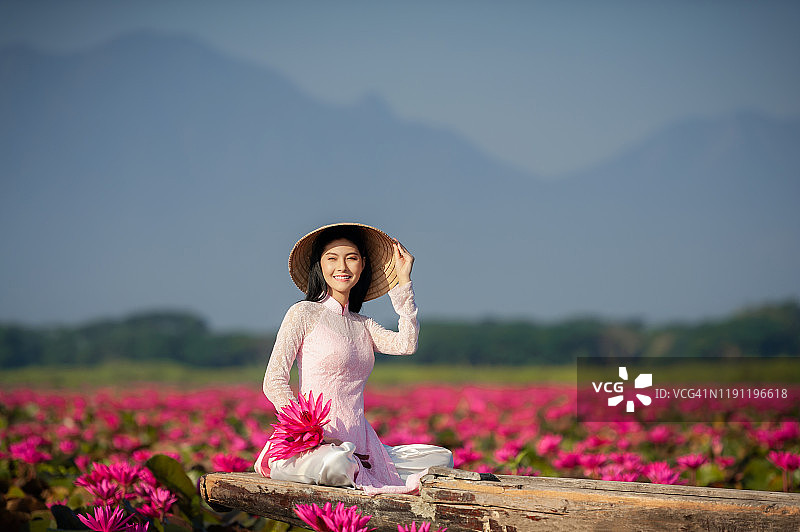 身穿越南传统服装的女孩肖像图片素材