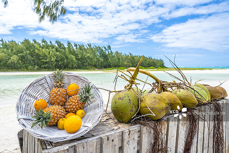毛里求斯印度洋沙滩上的热带新鲜水果图片素材