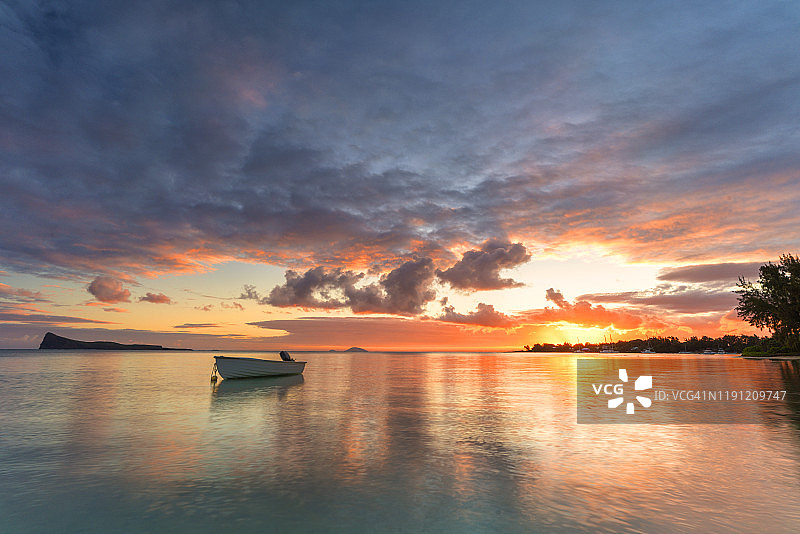 印度洋毛里求斯热带泻湖日出时的橙色天空图片素材