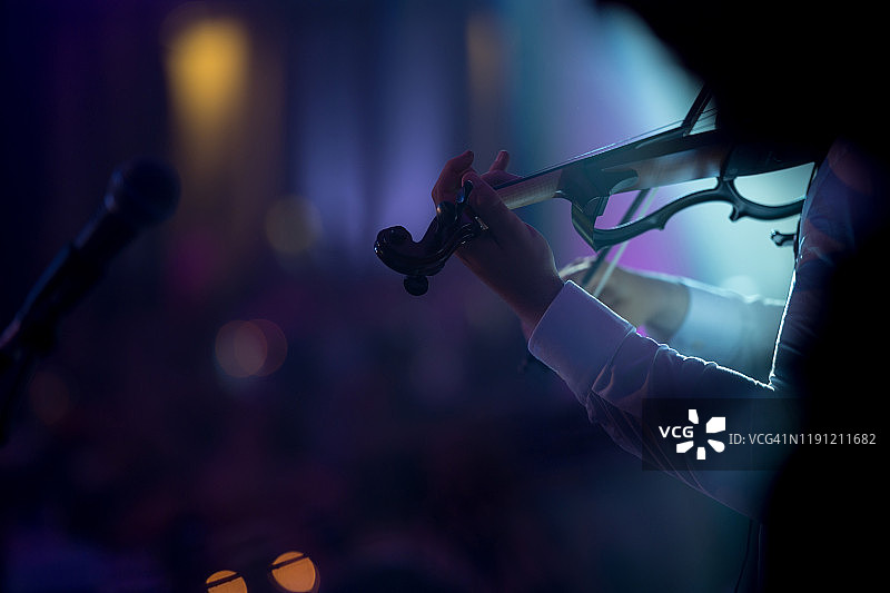 音乐家演奏电小提琴图片素材