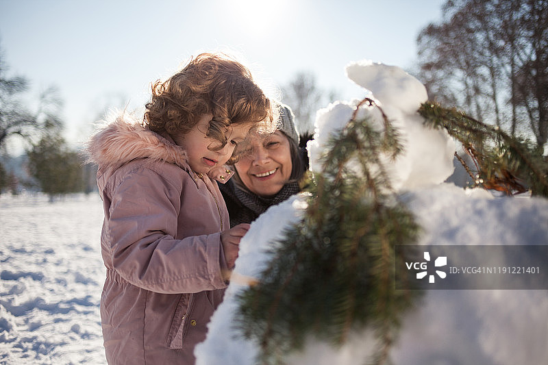 祖母和孙女堆雪人图片素材