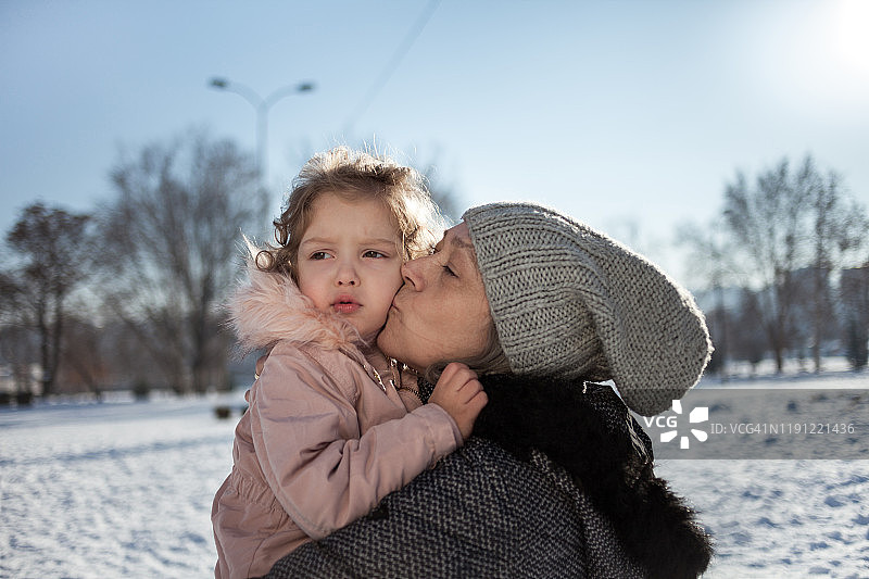 祖孙俩在公园里玩耍图片素材
