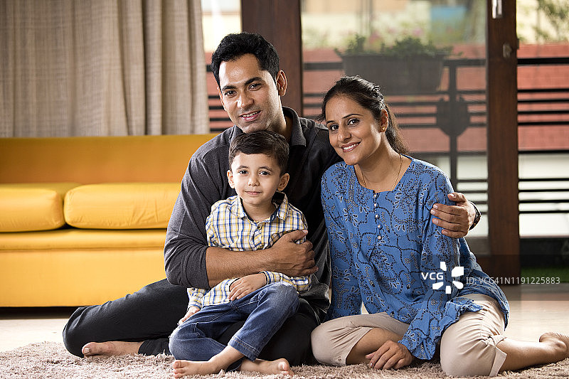 快乐的印度家庭居家生活图片素材