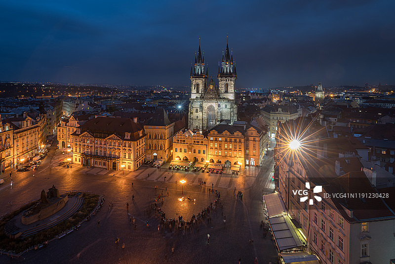 布拉格泰恩教堂和老城广场夜景，波西米亚，捷克共和国图片素材