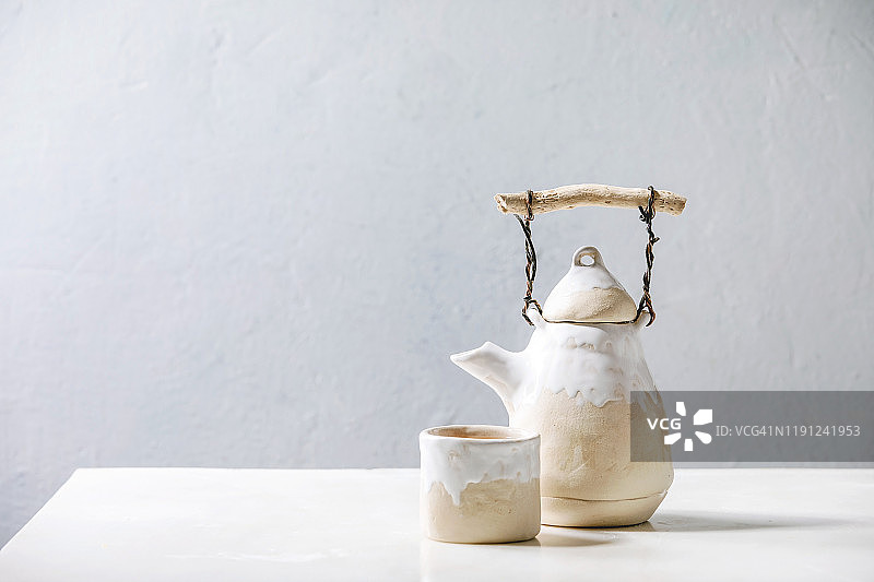 陶瓷茶壶和杯子图片素材