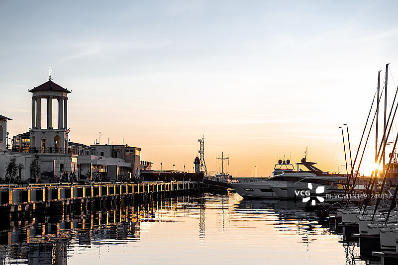 日落海港游艇水面倒影图片素材