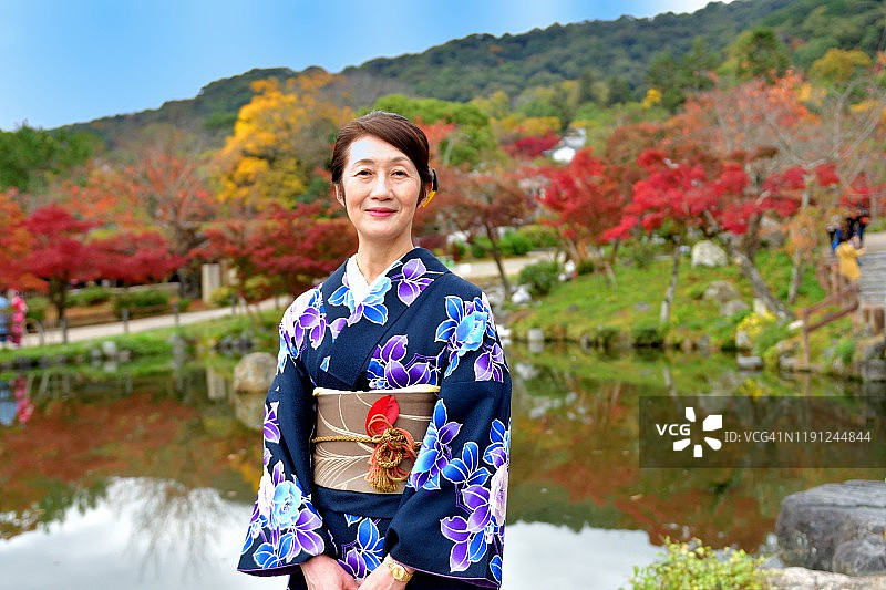 穿和服的日本女人在京都欣赏秋叶的颜色图片素材