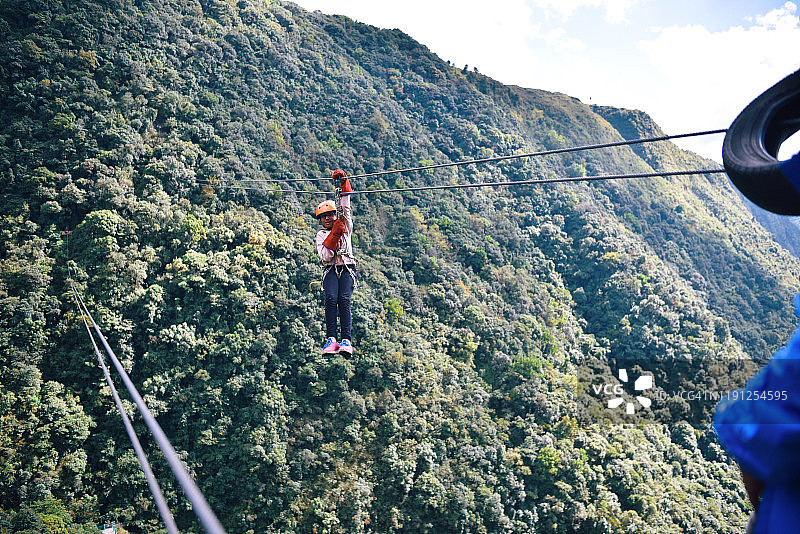 在山里玩滑索的女孩图片素材