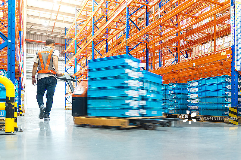 工作中的男性工人背影图片素材