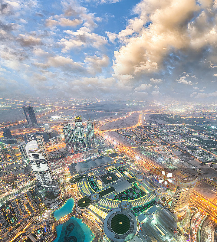 从谢赫扎耶德路看到的迪拜市中心天际线的壮丽航拍，阿拉伯联合酋长国图片素材