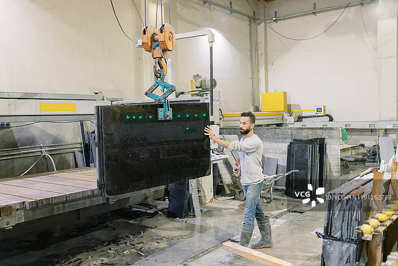 使用起重机的石材厂工人图片素材
