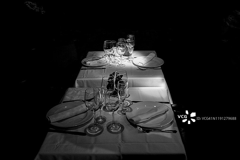 准备好晚餐的餐桌服务图片素材