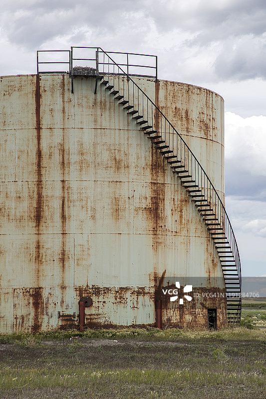 生锈油罐上的楼梯抽象长焦镜头图片素材