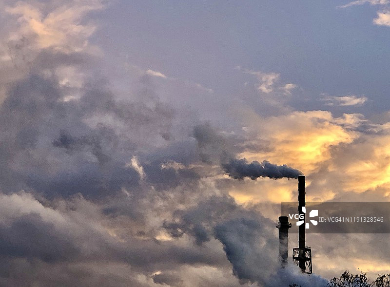 美国缅因州朗福德的造纸厂日落烟囱图片素材