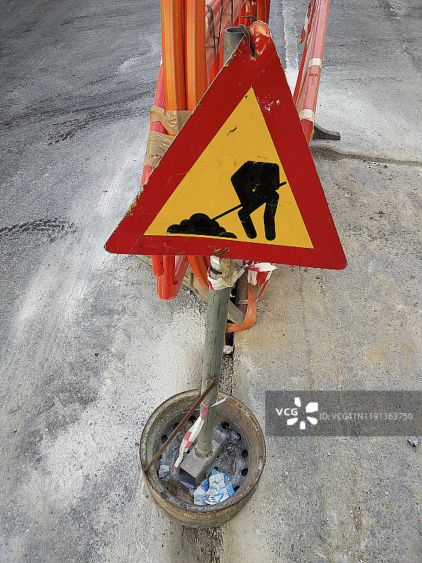 克里特岛道路上的施工标志图片素材