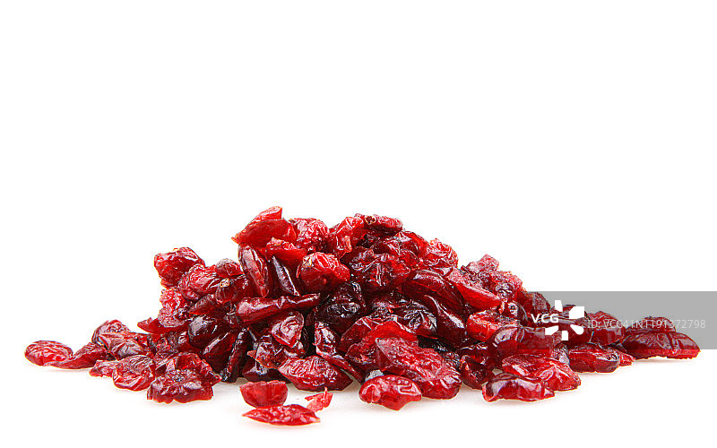 白色背景上分离的红色蔓越莓干特写图片素材