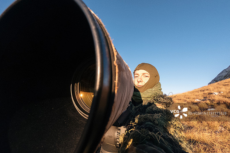 摄影师隐藏装备和伪装以获得镜头的视角图片素材