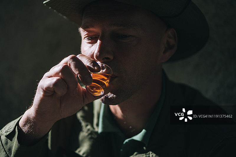 公园管理员喝茶的肖像图片素材