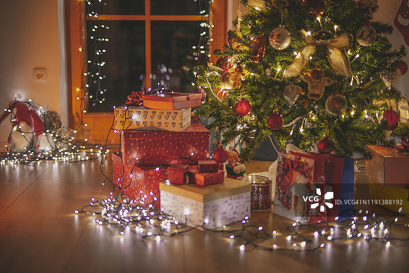 装饰温馨的客厅里的圣诞树和礼物图片素材