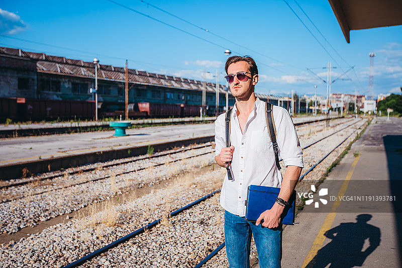 年轻通勤者候车图片素材