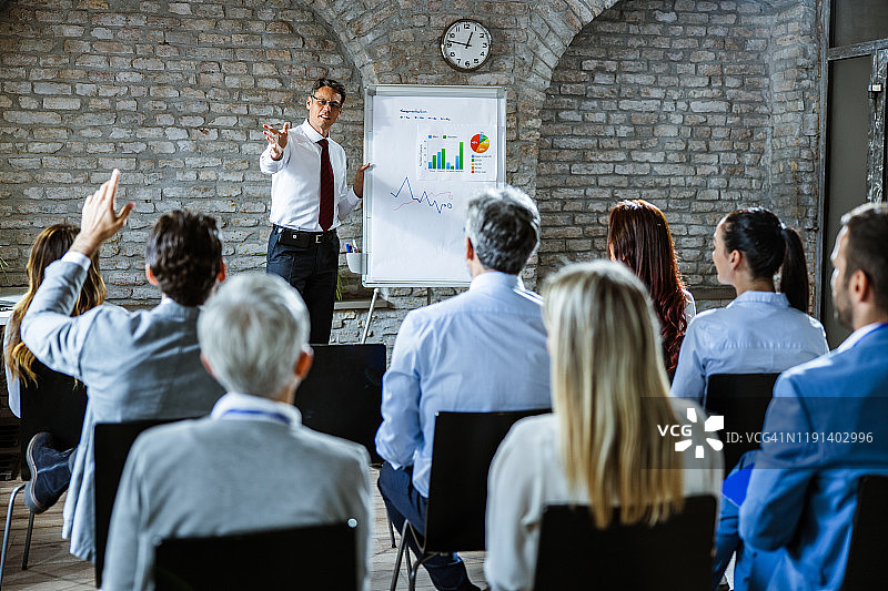 快乐的男经理在会议室提问图片素材