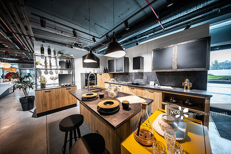 厨房设备商店展示的包豪斯厨房风格设计图片素材