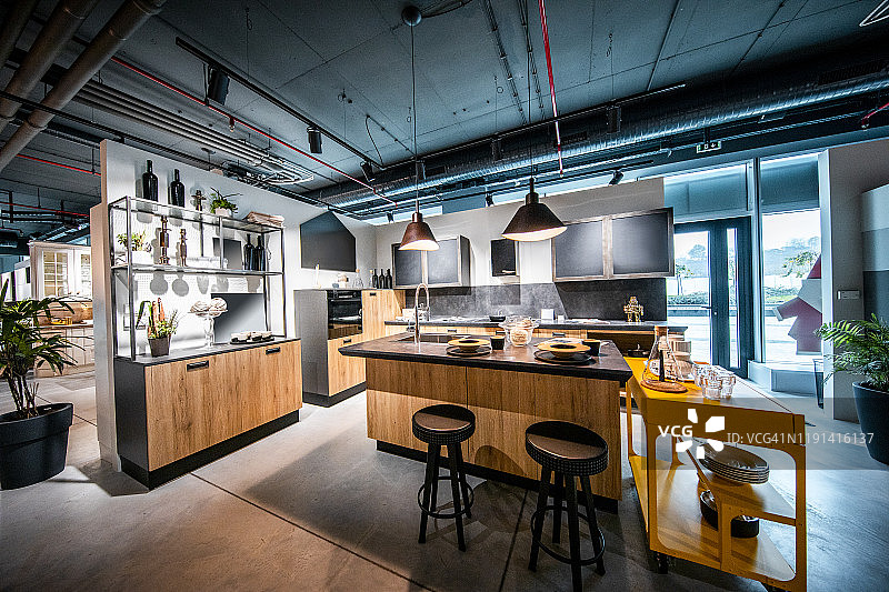 现代厨房设计：家居建材商店的暖色调图片素材