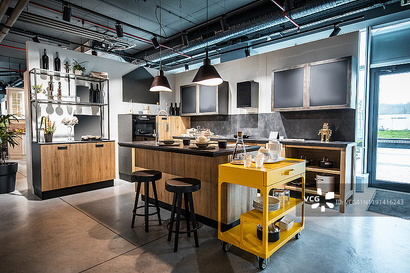 现代厨房设计：木制橱柜与台面陈列图片素材