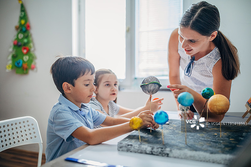 小学科学课上的老师和两个孩子图片素材