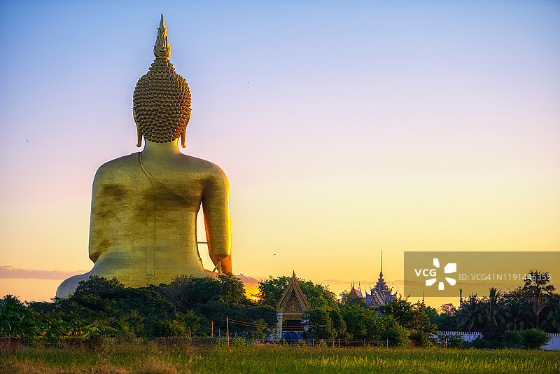 泰国红统府芒寺金色大佛，旅游景点和地标图片素材