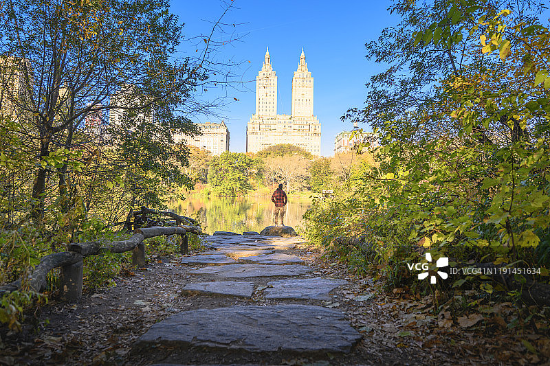 游客在纽约中央公园观看城市天际线图片素材