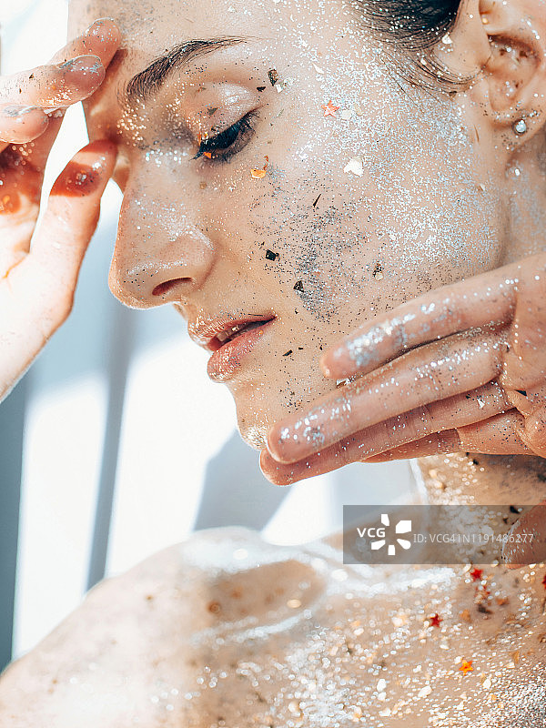 满脸闪光妆容的女孩面部特写图片素材