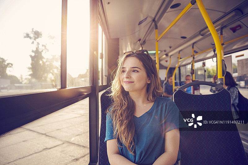 在巴士上沉思的中年妇女图片素材