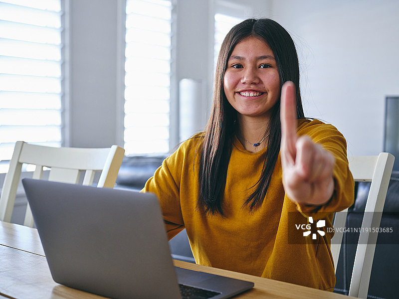 高中生展示第一名图片素材