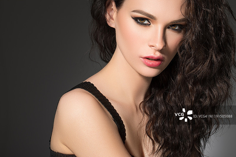 美丽的黑发女人图片素材