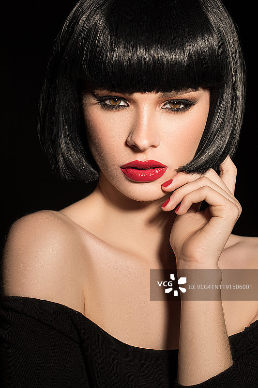 美丽的黑发女人图片素材