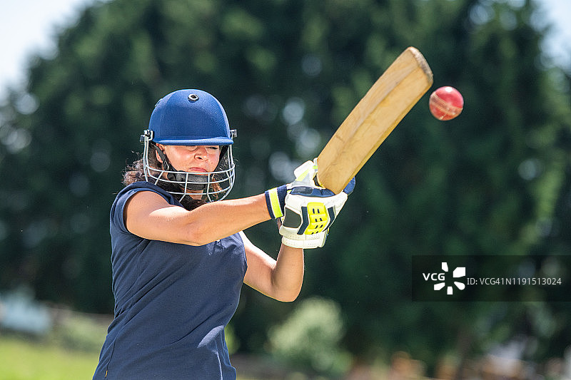 女板球运动员击球图片素材