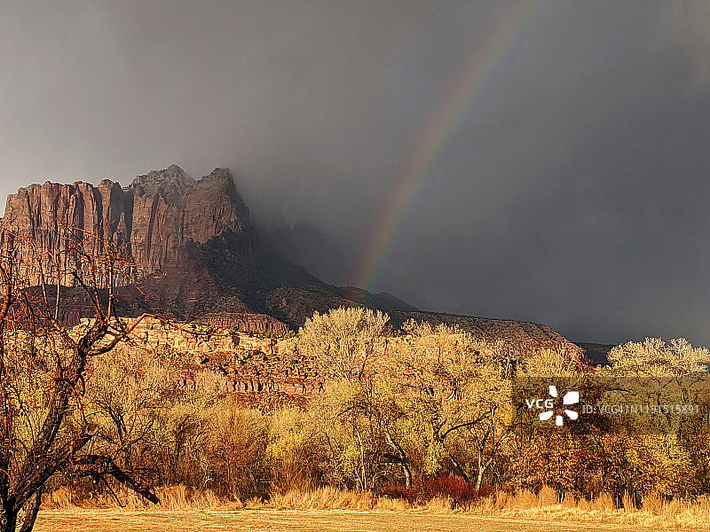 锡安国家公园犹他州金尼萨瓦山上的彩虹和暴雨，以及犹他州罗克维尔附近的维尔京河图片素材
