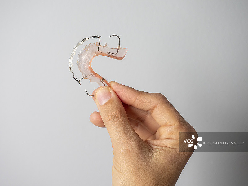 手持牙科牙套图片素材