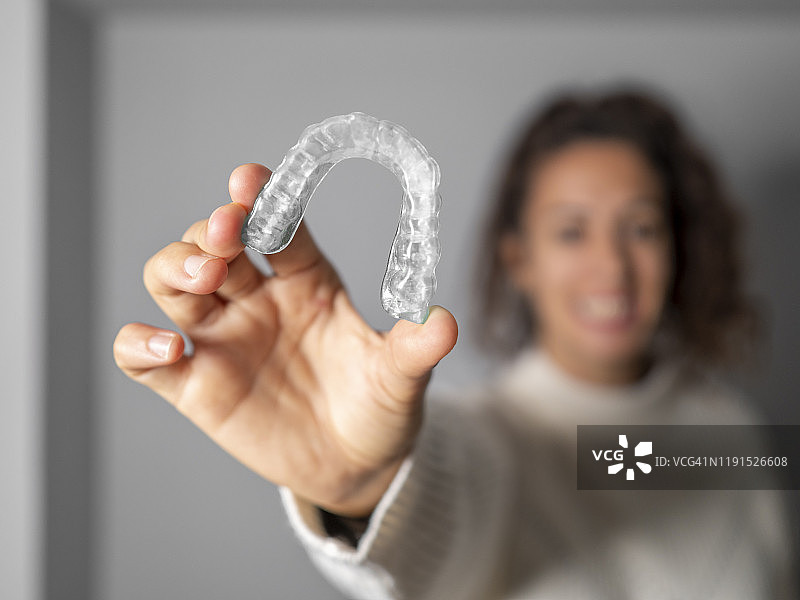 女人拿着隐形正畸器图片素材