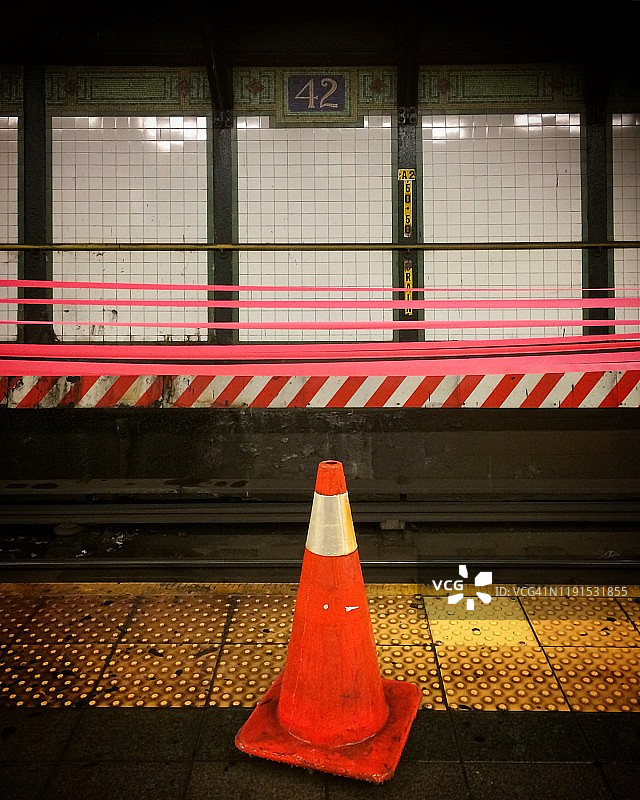 维修中的地铁站台图片素材