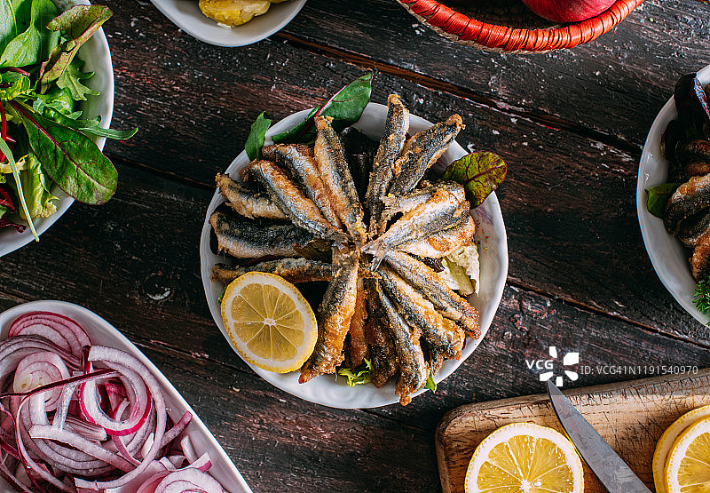 油炸凤尾鱼俯视图图片素材