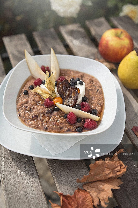 健康自制无麸质早餐：荞麦粥配山核桃蓝莓覆盆子和枣图片素材
