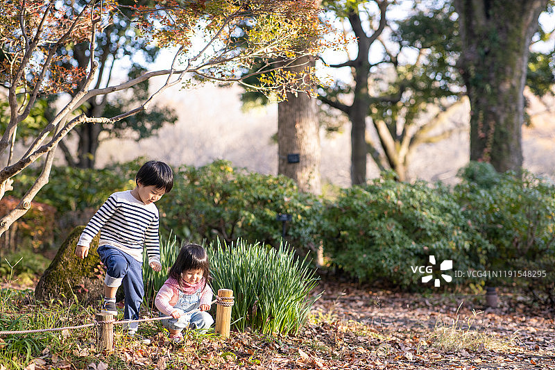 在公园里玩耍的弟弟和妹妹图片素材