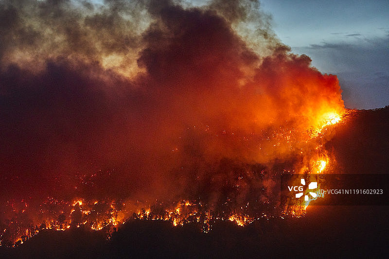 澳大利亚蓝山，黄昏夜晚山间森林火灾，火焰和烟雾图片素材