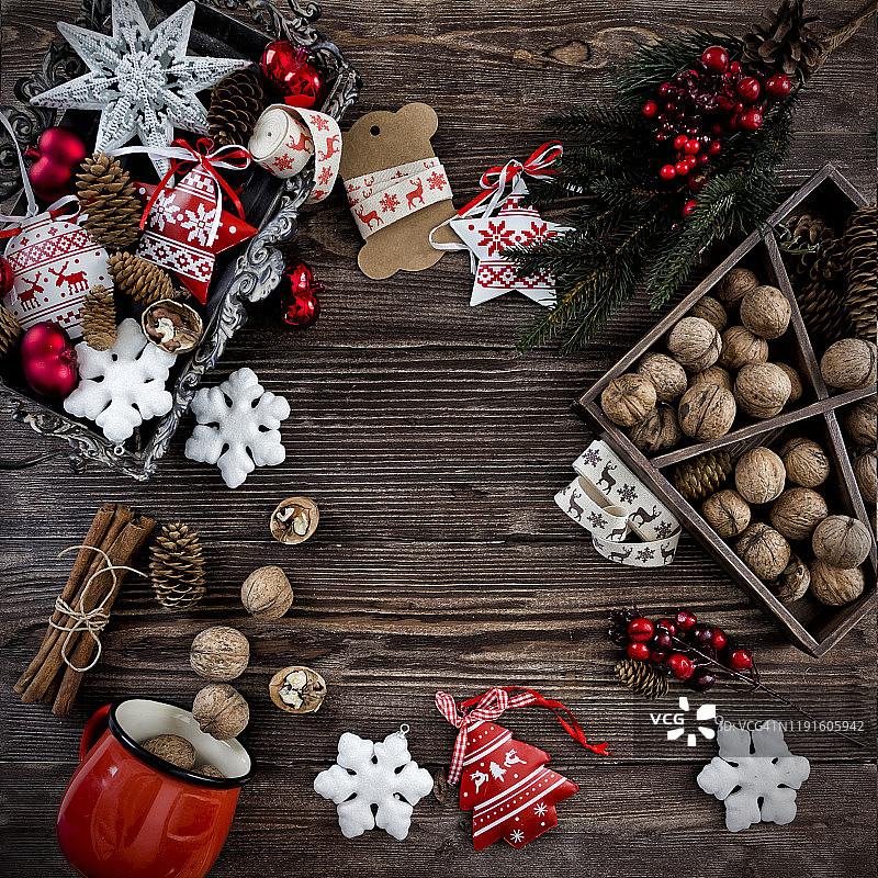 深色木桌背景上的圣诞装饰品图片素材