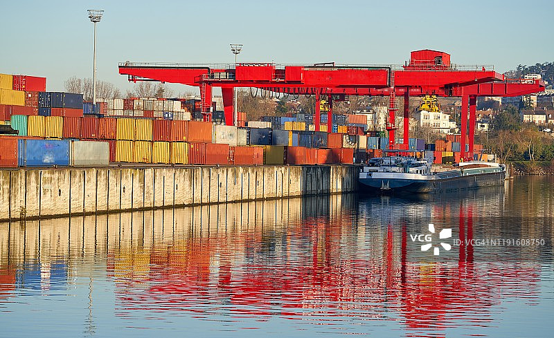 港口集装箱中的货物/全球化图片素材